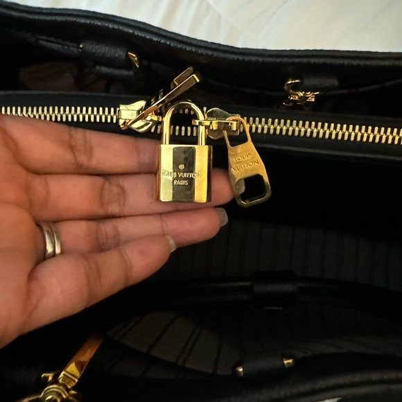 Louis Vuitton
LV Monogram Montaigne GM, EUC. - Picture 4 of 12